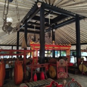 Depuis Yogyakarta, au centre de l'île de Java, on trouve à proximité le temple bouddhique de Borobudur, à l'ouest, et le temple hindouiste de Prambanan, à l'est..#Indonesia #temple #borobudur